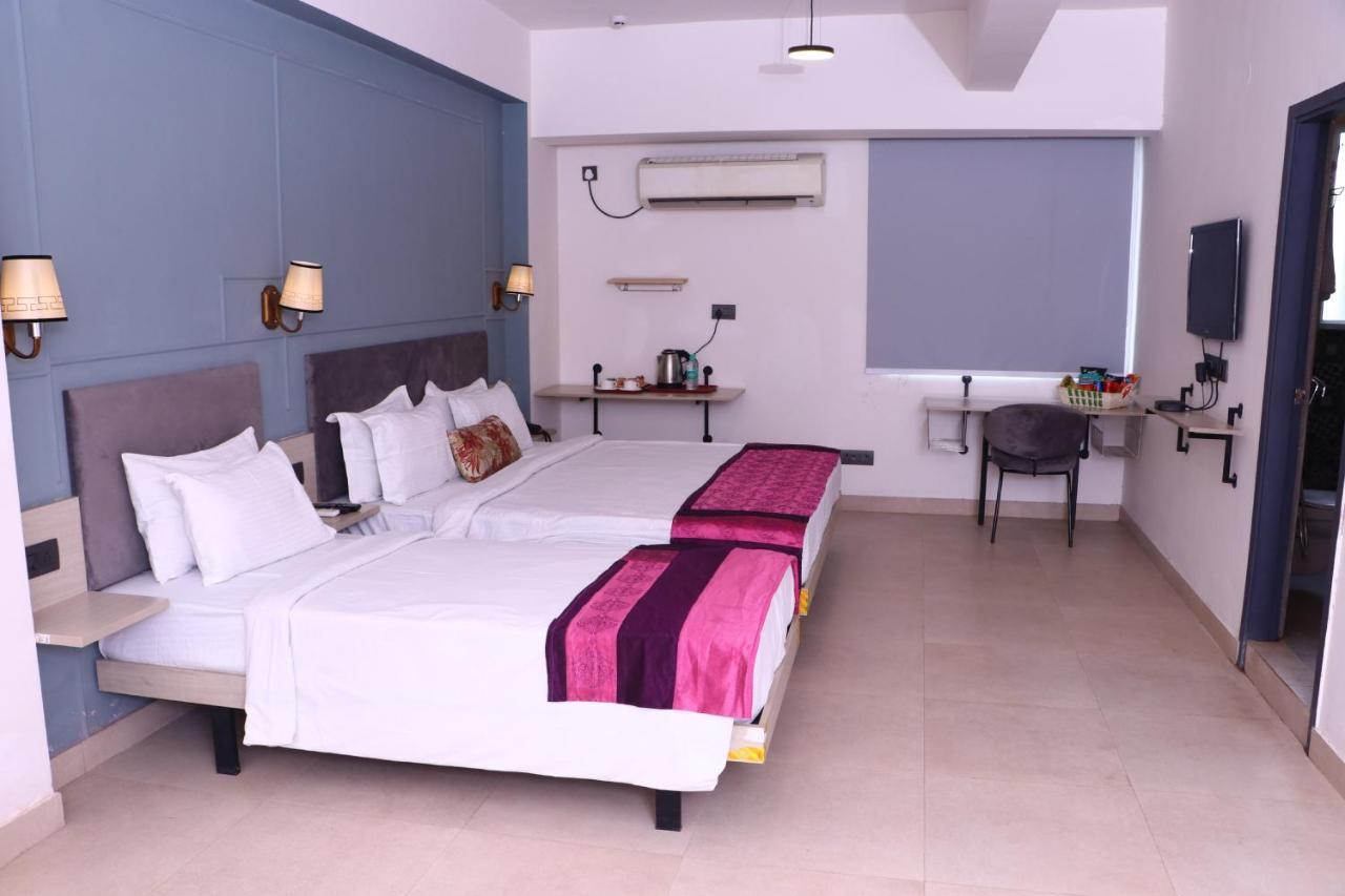 Virohaa Garden Hotel กาเซียบัด ภายนอก รูปภาพ
