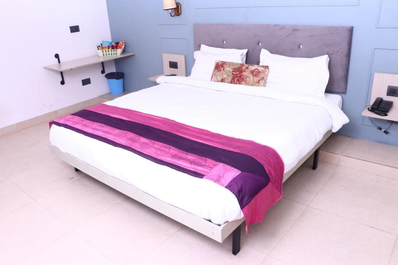 Virohaa Garden Hotel กาเซียบัด ภายนอก รูปภาพ