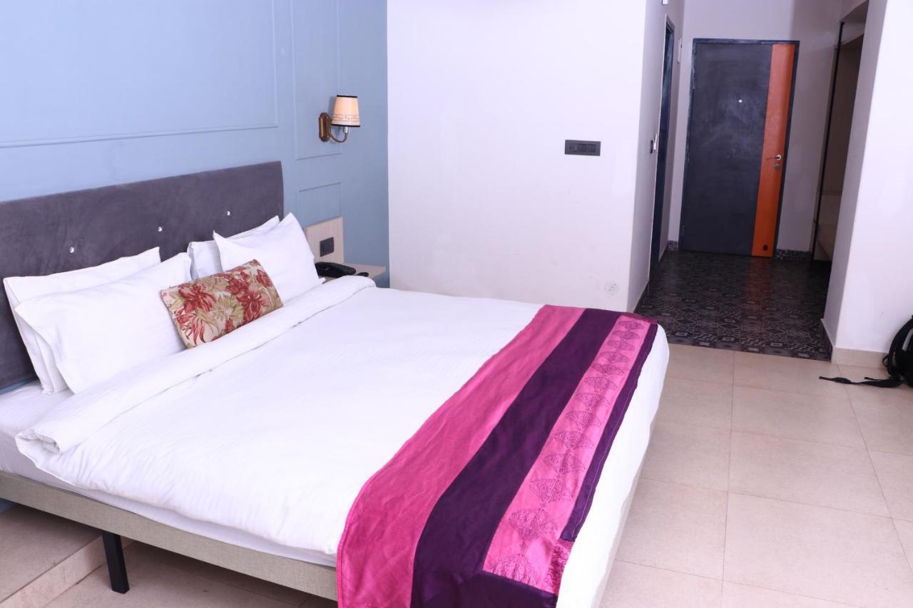 Virohaa Garden Hotel กาเซียบัด ภายนอก รูปภาพ