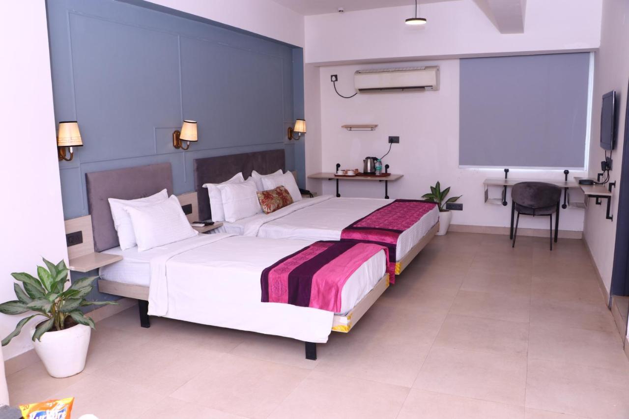 Virohaa Garden Hotel กาเซียบัด ภายนอก รูปภาพ